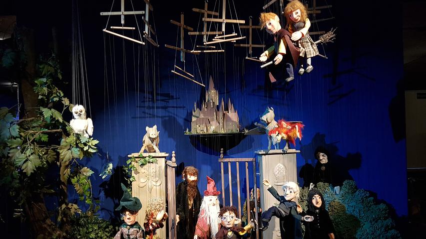 Von Wünschen und Verwünschungen: Die aktuelle Sonderausstellung im Museum der Augsburger Puppenkiste widmet sich Feen, Hexen und Zauberern. Da darf auch Harry Potter als Holzfigur nicht fehlen.