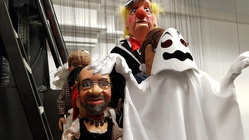 Mehrere Tausend Marionetten entstanden in den letzten 70 Jahren bei der Augsburger Puppenkiste, laufend kommen neue hinzu. Ob es in Zukunft noch eine Verwendung für Martin Schulz geben wird, der gerade als "Rotkäppchen" für das Kabarett-Programm im Einsatz ist?