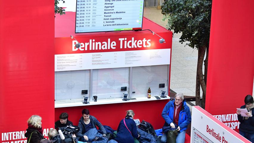 Für viele ein festes Berlinale-Ritual: In der Nacht vor dem Start des Vorverkaufs campieren Fans vor dem Ticketschalter.