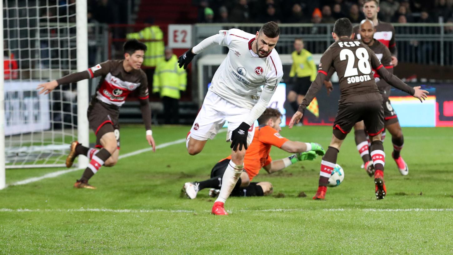 Abturn auf St. Pauli: Mikael Ishak platzierte den Ball erst an den rechten Pfosten, musste kurz darauf aber mit einer Innenbandverletzung vom Feld.