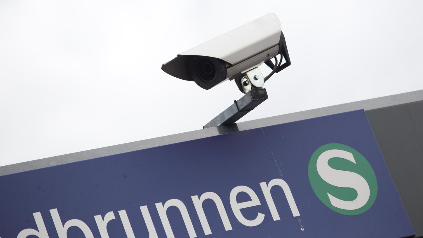 Die SPD kritisiert die aus ihrer Sicht mangelhafte Videoüberwachung an S-Bahnhöfen. Trotz Ankündigung habe die CSU wenig in diese Richtung unternommen.