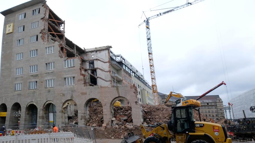 Abriss der Nürnberger Hauptpost schreitet voran