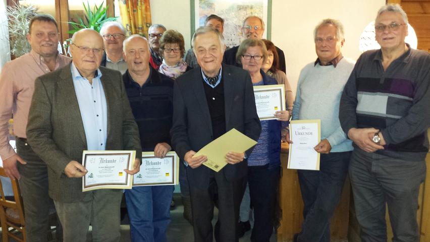 Manfred Albert bleibt Vorsitzender des Treuchtlinger Automobilclubs (TAC). Bei der Jahresversammlung des ADAC-Ortsvereins bestätigten ihn die Mitglieder im Amt. Stellvertretender Vereinschef ist Thomas Wagner und Verkehrsreferent Hermann Dänzer, die Kasse führt Monika Albert und das Protokoll Hans Bissinger. Beisitzer sind Ingeborg Stephan und Norbert Drinda. Für ihre langjährige Mitgliedschaft im Ortsclub zeichnete der TAC Heinz Stark, Fank Bautze, Hans Strößner, Erna Hörauf und Wolfgang Meier aus (mit Urkunden, von links).