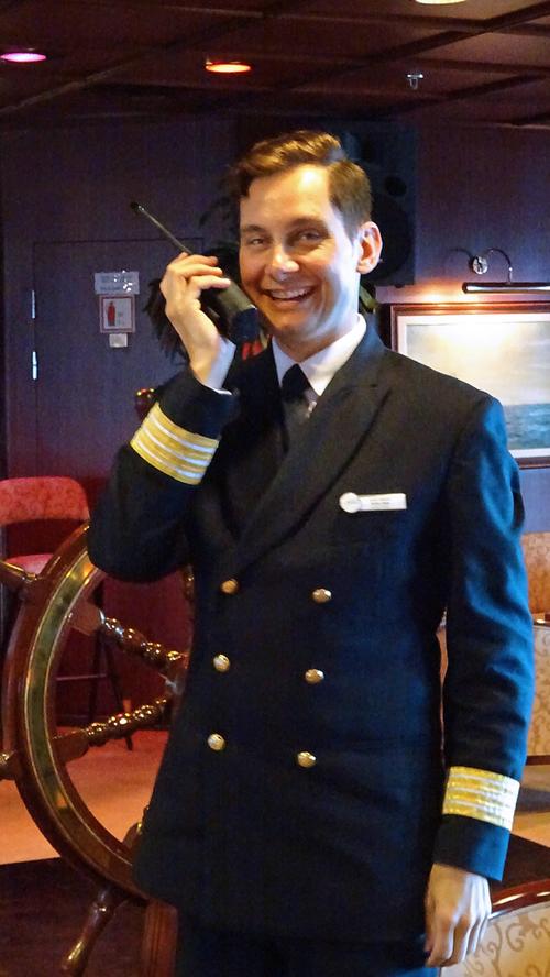Kreuzfahrtdirektor André Sultan-Sade stammt aus Nürnberg. Er sorgt dafür, dass sich die Gäste an Bord der MS Astor rundum wohl fühlen.