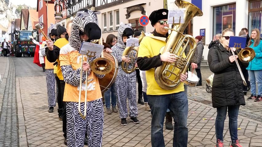 Blasmusik und Gardetanz: Der Faschingsumzug in Pottenstein