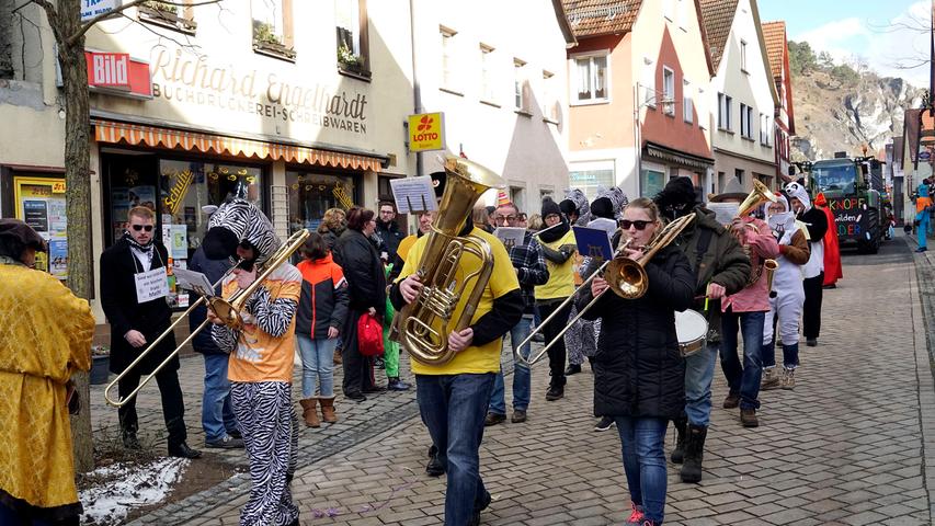 Blasmusik und Gardetanz: Der Faschingsumzug in Pottenstein