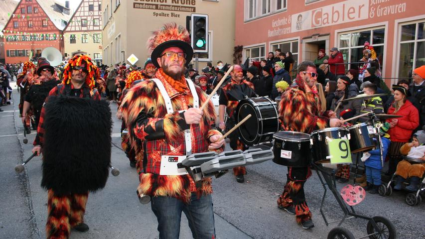 Gute-Laune-Party: Faschingsparade zieht durch Spalt