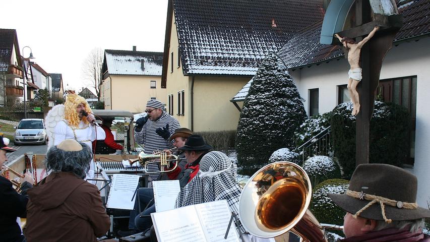 Lustiges Spektakel: Trompeter heizen durch Niedermirsberg 