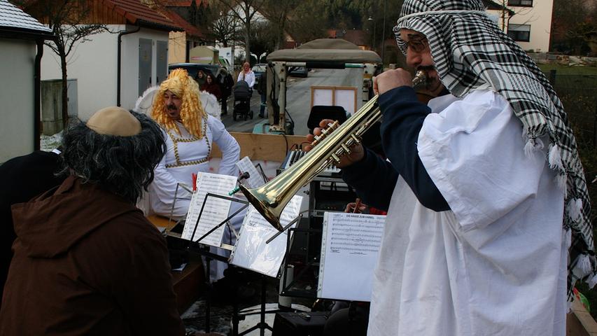 Lustiges Spektakel: Trompeter heizen durch Niedermirsberg 