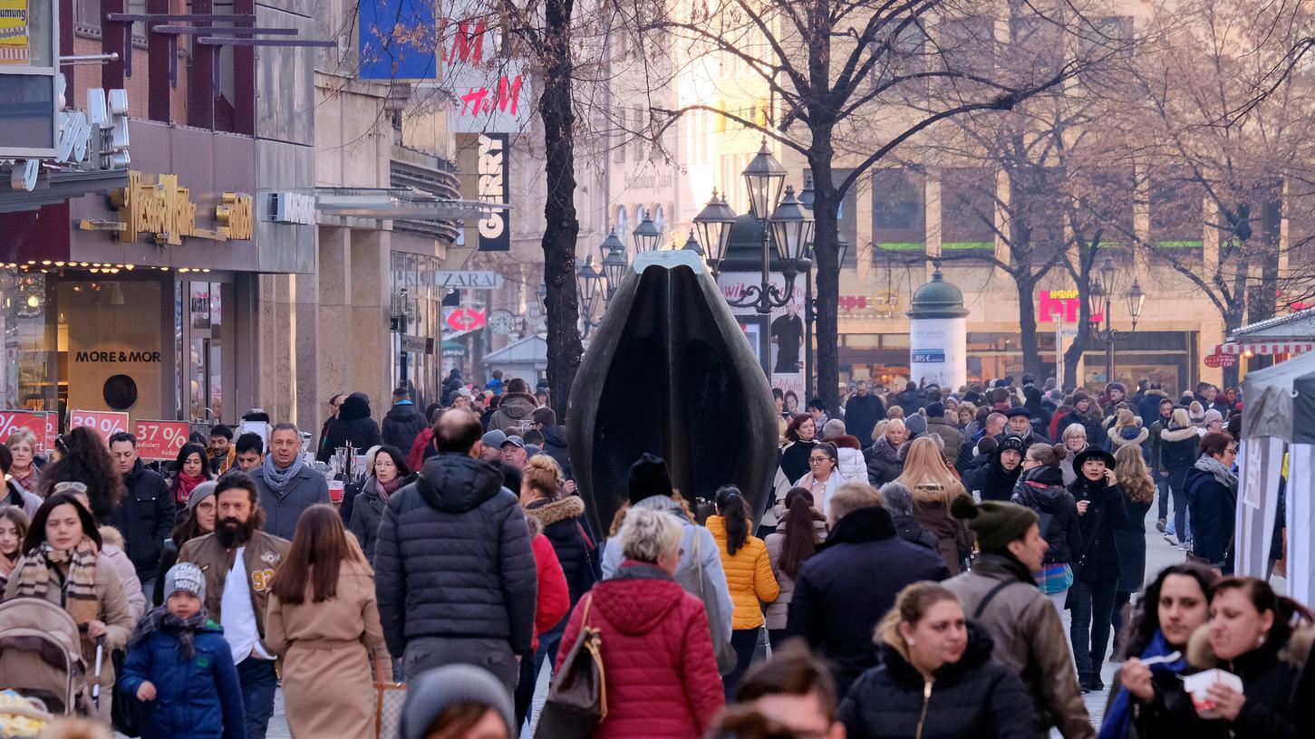 Passanten-Frequenzzählungen belegen, dass die Innenstadt von den Kunden als sehr attraktiv wahrgenommen wird. Passanten-Frequenzzählungen belegen, dass die Innenstadt von den Kunden als sehr attraktiv wahrgenommen wird.