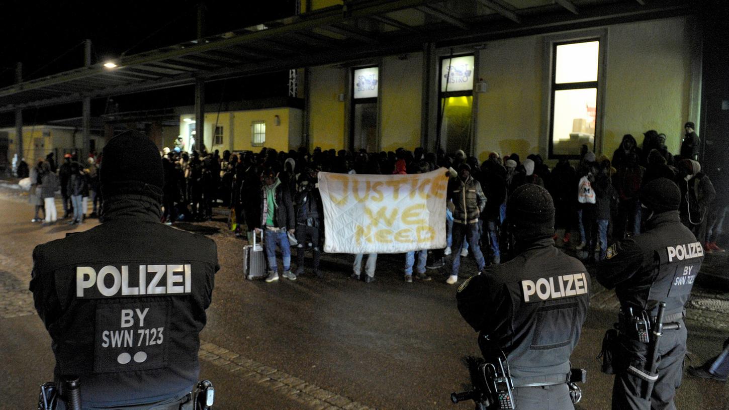 Mehr als 100 überwiegend abgelehnte Asylbewerber wollten vom Bahnhof in Donauwörth mit dem Zug nach Italien ausreisen. Aus Sicherheitsgründen wurde der Bahnverkehr vorläufig eingestellt. Es solle verhindert werden, dass es zu einem Unfall kommt, wenn eventuell ein Flüchtling über die Gleise läuft.