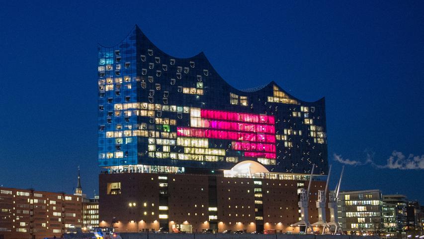 Zum Valentinstag 2018 wird ein Teil der Elbphilharmonie in Hamburg pink beleuchtet.