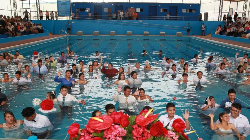 Einen Tag vor Valentinstag gaben sich 72 Pärchen in Lima (Peru) das Ja-Wort in einem öffentlichen Schwimmbad. Die Eheschließung in einem Schwimmbecken ist sehr beliebt bei der Bevölkerung.