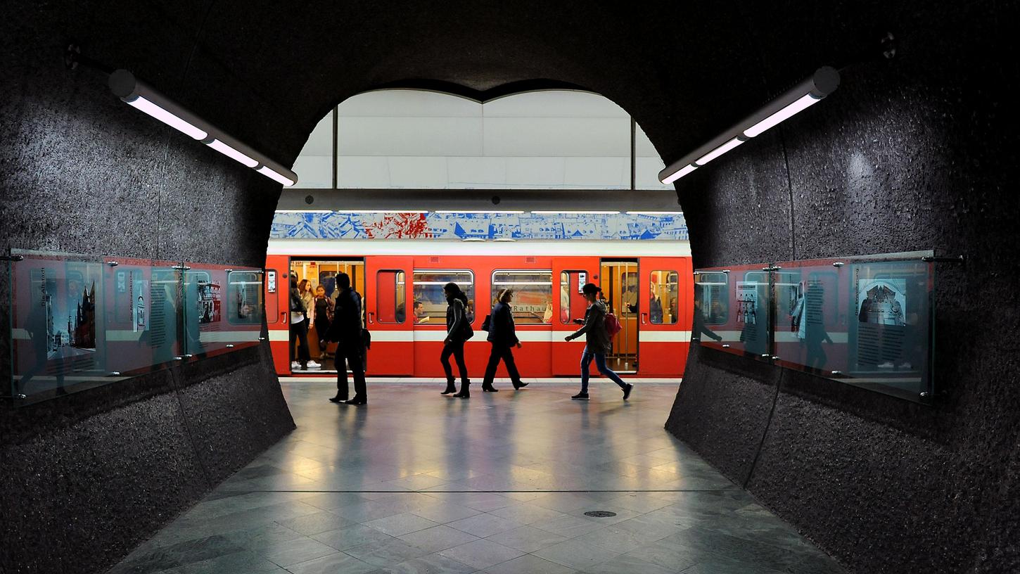 Im Fürther Stadtgebiet darf man an den vier Adventssamstagen kostenlos mit der U-Bahn unterwegs sein. Spätestens am Bahnhof "Stadtgrenze" sollte man aber aussteigen. In Nürnberg braucht man nämlich auch an Adventssamstagen künftig noch gültige Fahrkarten.