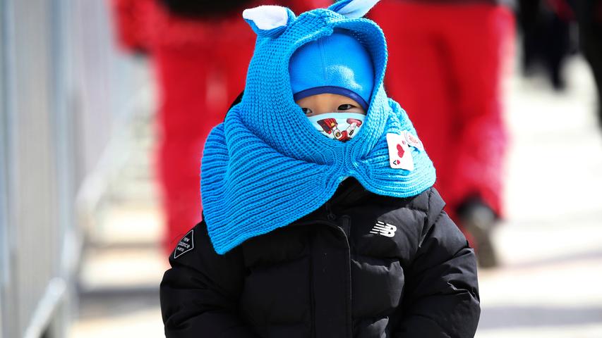 Zwei Ohren, Augen, Nase? Welcher blaue Zwerg versteckt sich hier denn? Was auch immer es ist, die Kopfbedeckung hält den kleinen Zuschauer in Südkorea warm und schützt vor der Kälte.