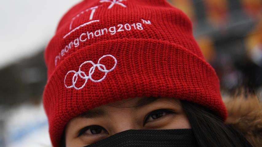 Auch hier schweift der Blick auf die olympischen Ringe der roten Wollmütze mit dem Schriftzug "Pyeongchang". Sicher auch ein hübsches Andenken, wenn Olympia schon längst vorbei ist.