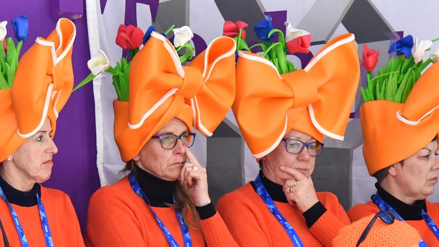 Bei den orangefarbenen Tulpen-Hüten aus Holland kommen im kalten Südkorea schon fast Frühlingsgefühle auf. Zumindest sind die Hüte mit den großen Schleifen ein echter Farbtupfer.
