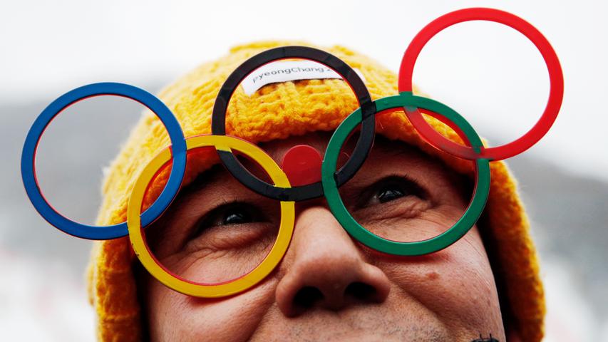 Die olympischen Ringe immer direkt vor Augen hat dieser Zuschauer hier. Durch die Brille hat er Olympia immer im Blick - eine äußerst runde Sache, wie wir finden.