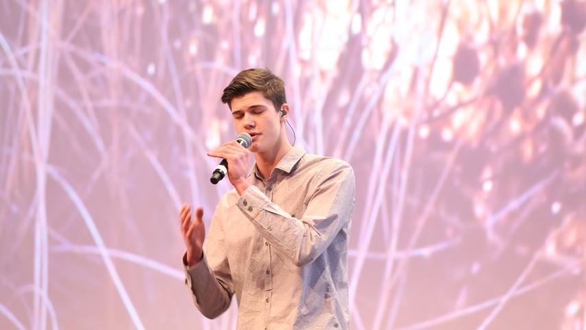 Musik gab es zur Biofach-Eröffnung auch: "The Voice of Germany"-Finalist Benedikt Köstler aus Burgthann singt zum Auftakt.