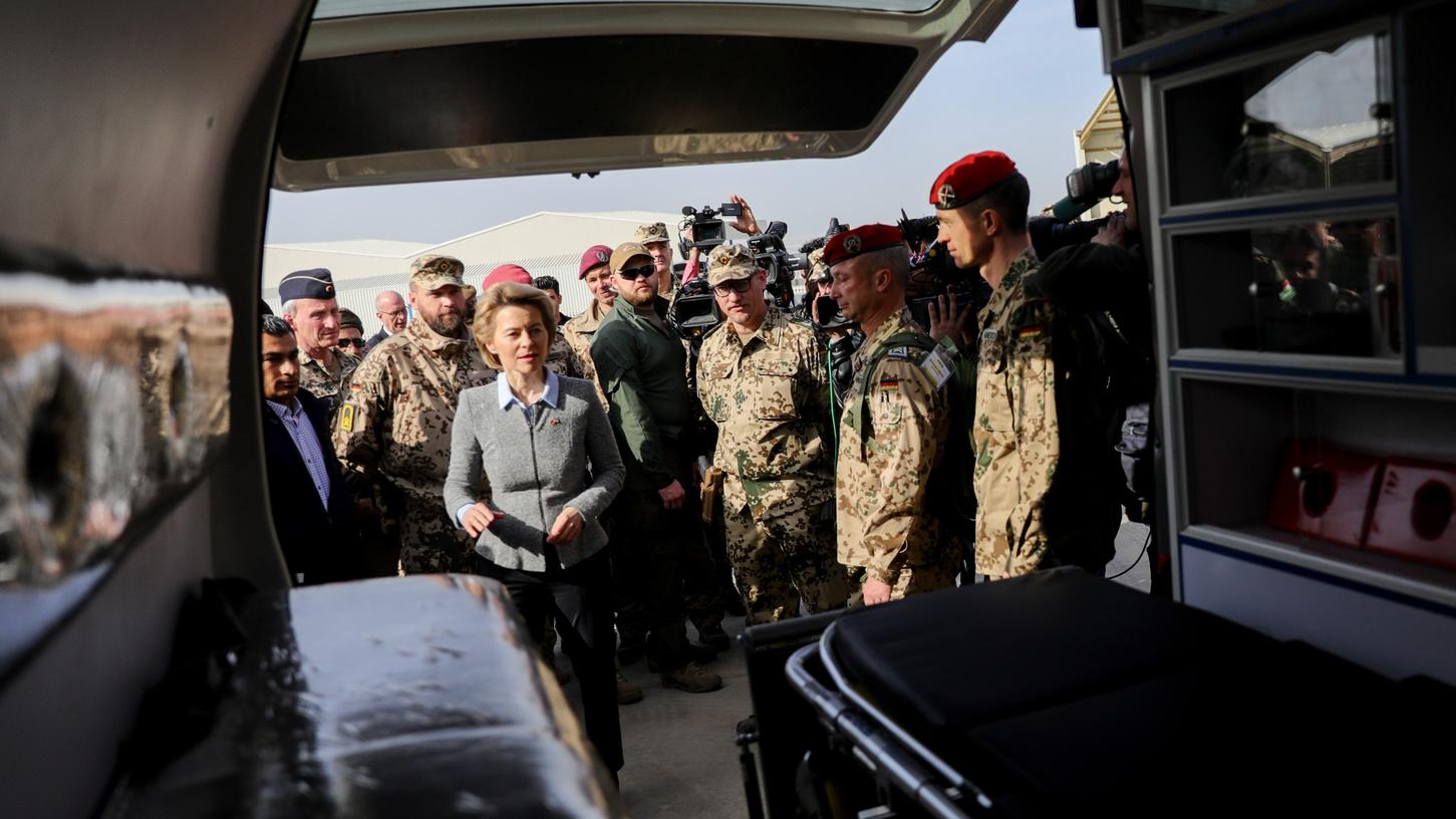 Ursula von der Leyen sieht sich im Irak einen Sanitätswagen an. Die Bundesverteidigungsministerin hat mit großen Ausrüstungsschwierigkeiten zu kämpfen.