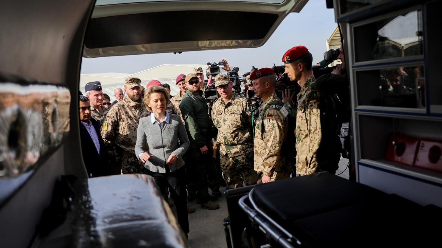 Ursula von der Leyen sieht sich im Irak einen Sanitätswagen an. Die Bundesverteidigungsministerin hat mit großen Ausrüstungsschwierigkeiten zu kämpfen. Ursula von der Leyen sieht sich im Irak einen Sanitätswagen an. Die Bundesverteidigungsministerin hat mit großen Ausrüstungsschwierigkeiten zu kämpfen.
