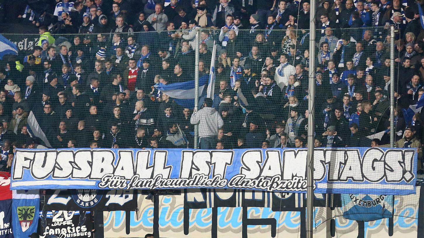 Fans protestieren immer wieder gegen die unterschiedlichen Anstoßzeiten im deutschen Profifußball.