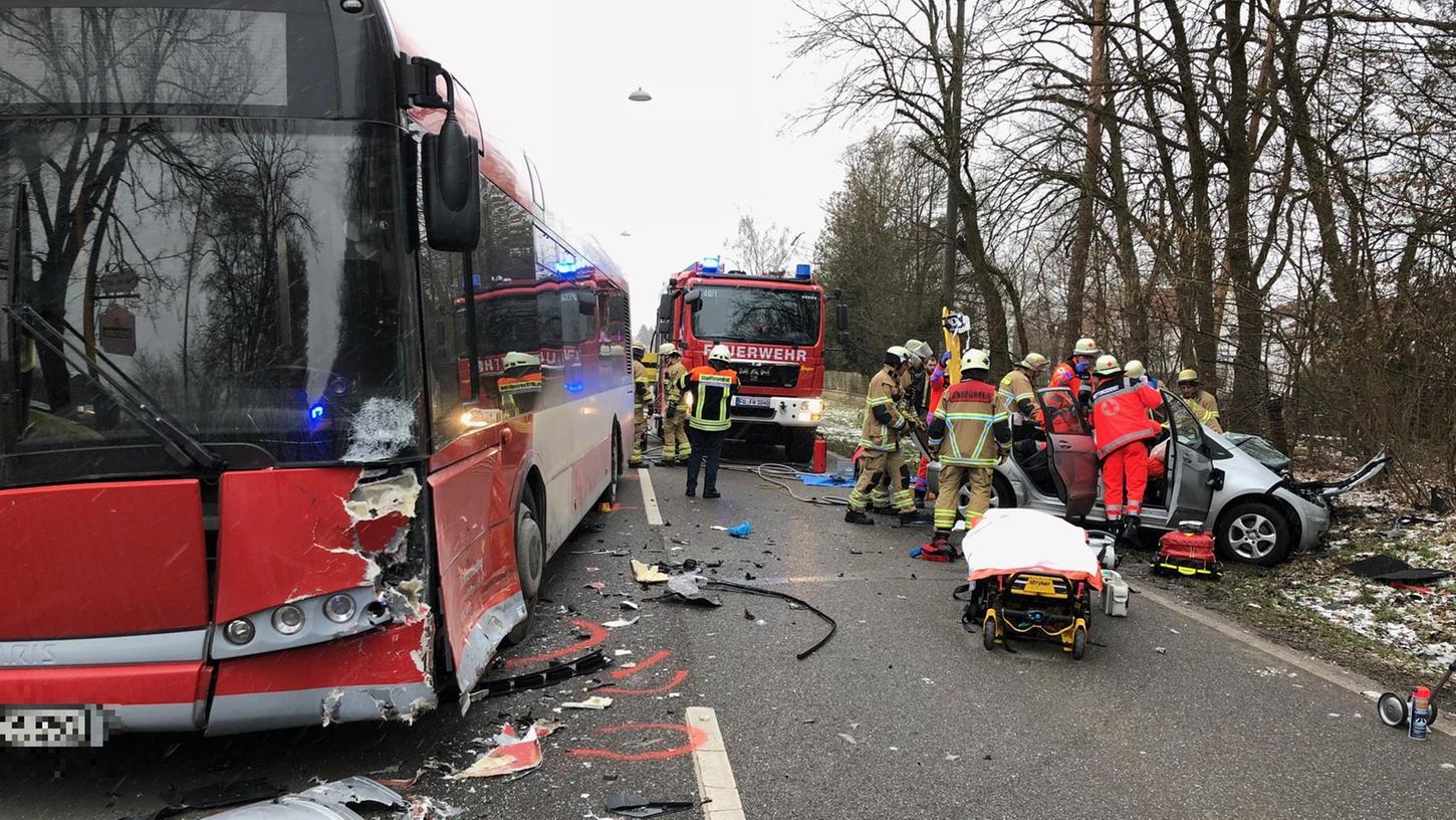 Auto stößt mit Bus zusammen: Schwerer Unfall in Fürth