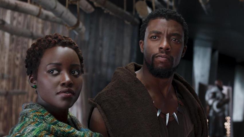 Der Marvel-Film "Black Panther" lässt sich mit keinem anderen Film in der Nominiertenliste vergleichen. Mit der siebenfachen Nominierung des Superheldenfilms von Ryan Coogler setzte die Academy ihre Überlegungen in die Tat um, erfolgreichen Blockbustern mehr Raum in der Verleihung zu geben, statt wie sonst nur künstlerisch und inhaltlich anspruchsvolle Stoffe auszuzeichnen. Politisch gesehen könnten mehrere Siege des Films aber auch eine weitere Antwort auf die seit Jahren kursierende "#Oscarssowhite"-Debatte sein, die kritisiert, dass zu wenig dunkelhäutige Personen vor und hinter der Kamera eingestellt, nominiert und ausgezeichnet werden. Der stark an die afroamerikanische Kultur angelehnte Film hat einen farbigen Regisseur, zwei farbige Autoren und einen vorrangig farbigen Cast. Schon im vergangenen Jahr gewann der Film "Get Out" vom Afroamerikaner Jordan Peele einen Oscar, obwohl der Horror-Streifen wie dieser sonst bei den Oscars gar keine Beachtung finden. Für "Black Panther" ist der Einsatz noch höher, denn viele Beobachter spekulieren, dass der Film sensationell als "bester Film" prämiert werden könnte, auch wenn er bei anderen Award-Verleihungen nur selten nominiert wurde. Weitere Preise könnte der Film in Kategorien wie Kostüm, Szenenbild und in beiden Ton-Kategorien holen. In diesen sogenannten "technischen Kategorien" scheint für "Black Panther" alles möglich zu sein.