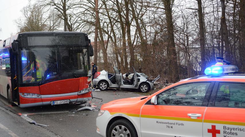 Zusammenstoß mit Bus: Pkw-Fahrerin bei Fürth schwerverletzt