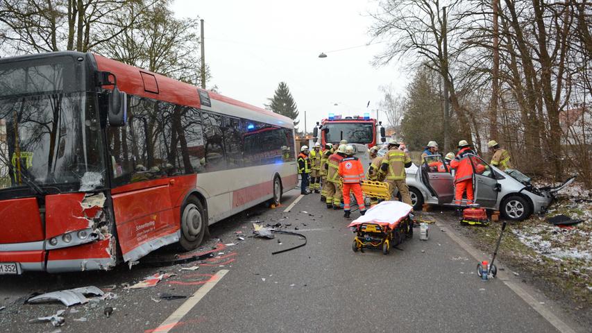Zusammenstoß mit Bus: Pkw-Fahrerin bei Fürth schwerverletzt