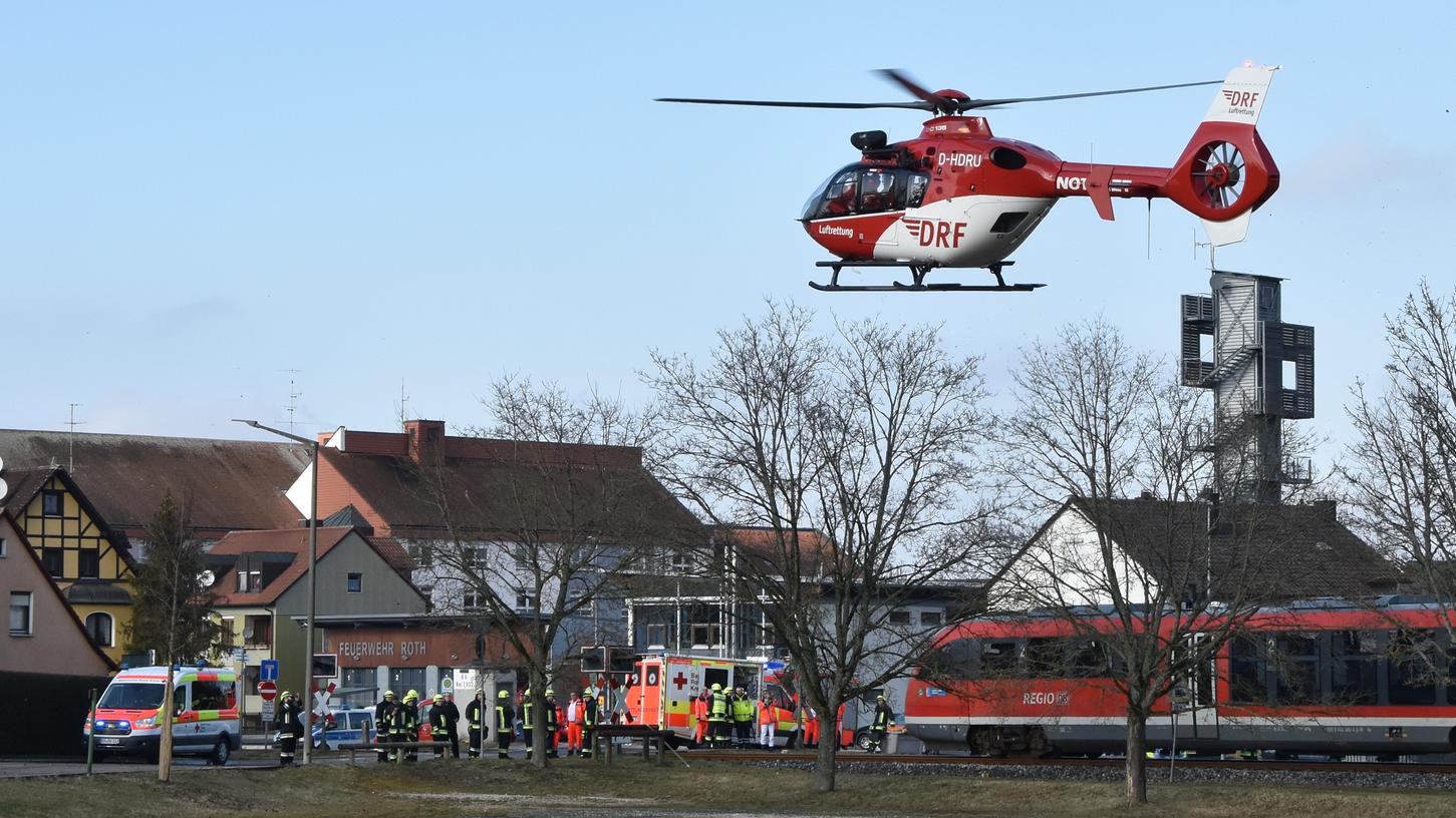Unfall an einem Bahnübergang in Roth: Ein 17-Jähriger wurde vom Zug erfasst und verletzt.