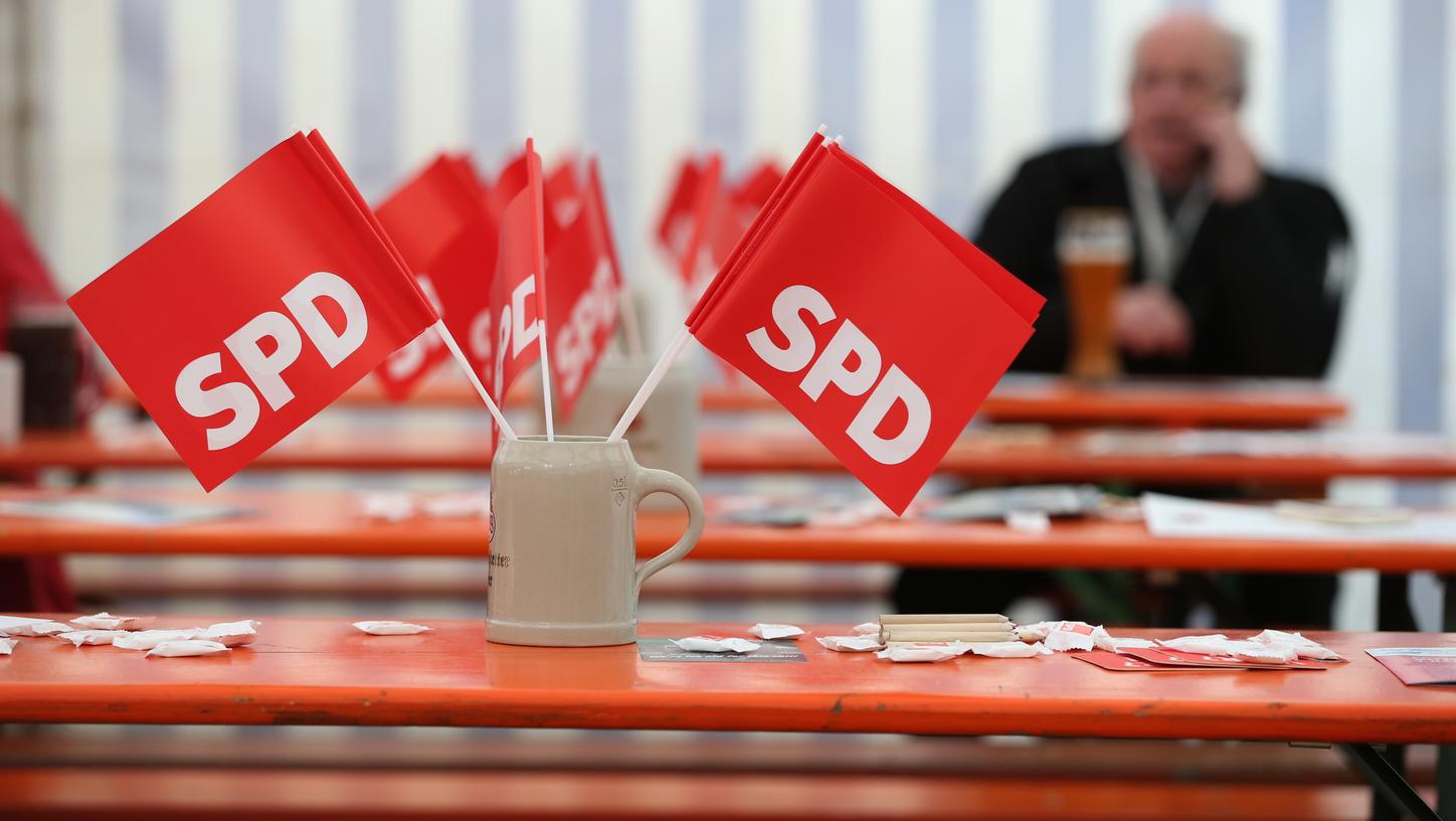 So stramm wie hier beim Politischen Aschermittwoch hängen die Fahnen bei der SPD nur noch selten. So stramm wie hier beim Politischen Aschermittwoch hängen die Fahnen bei der SPD nur noch selten.
