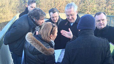 Auf der Forstbrücke über der A9 warfen Innenminister Herrmann und Michael Frieser (CSU) einen Blick in die Pläne der Bürgerinitiative.