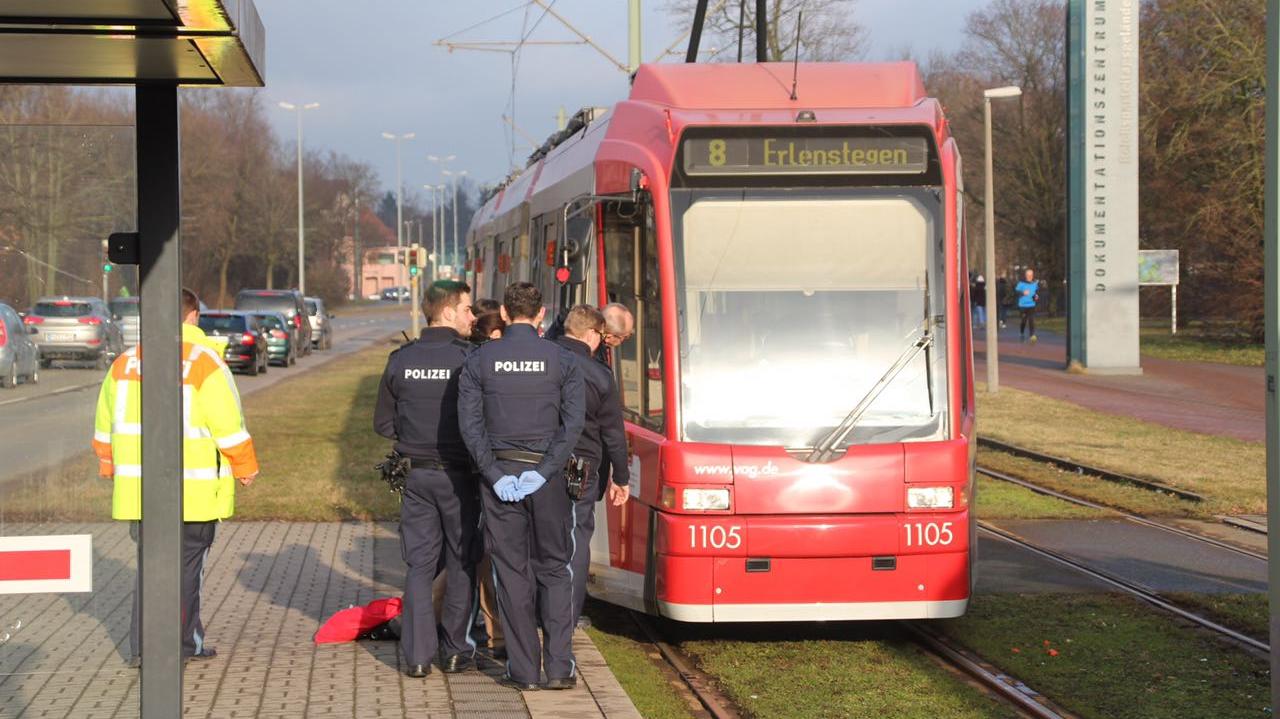 Vor diese Straßenbahn geriet die Fußgängerin direkt am Nürnberger Doku-Zentrum.