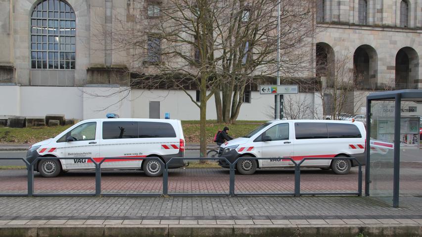 Unfall am Doku-Zentrum: Straßenbahn fährt Fußgängerin an