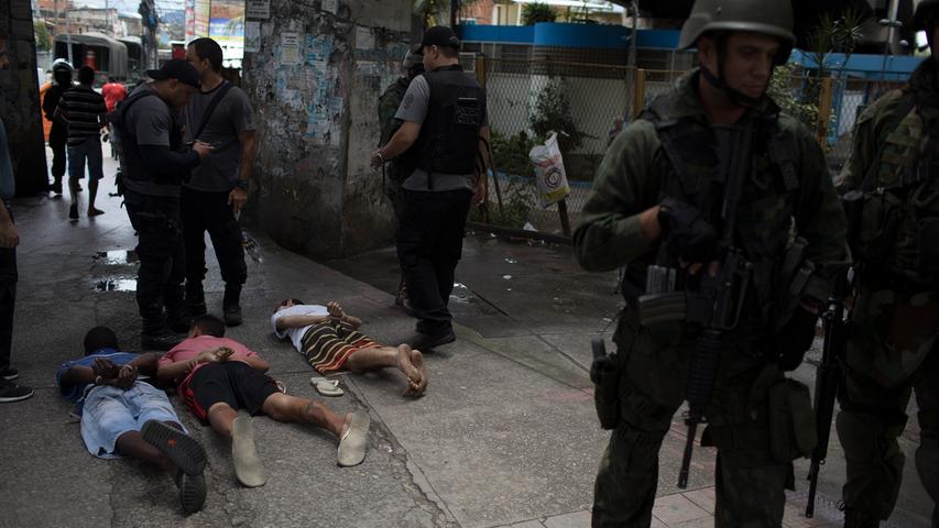 Militärische Streitkräfte übernehmen in Rio Verbrecherjagd