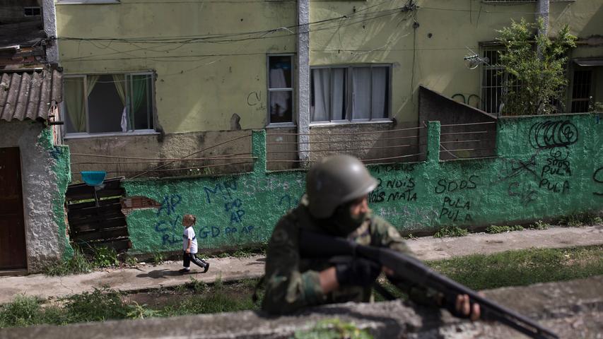 Militärische Streitkräfte übernehmen in Rio Verbrecherjagd 