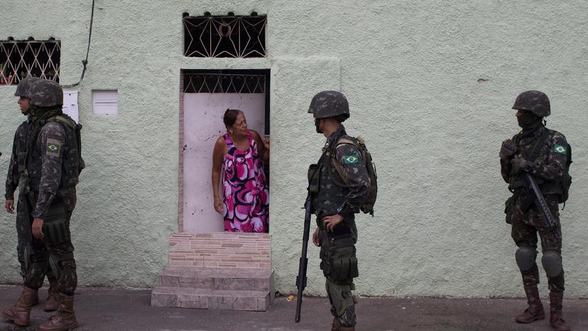 Militärische Streitkräfte übernehmen in Rio Verbrecherjagd 