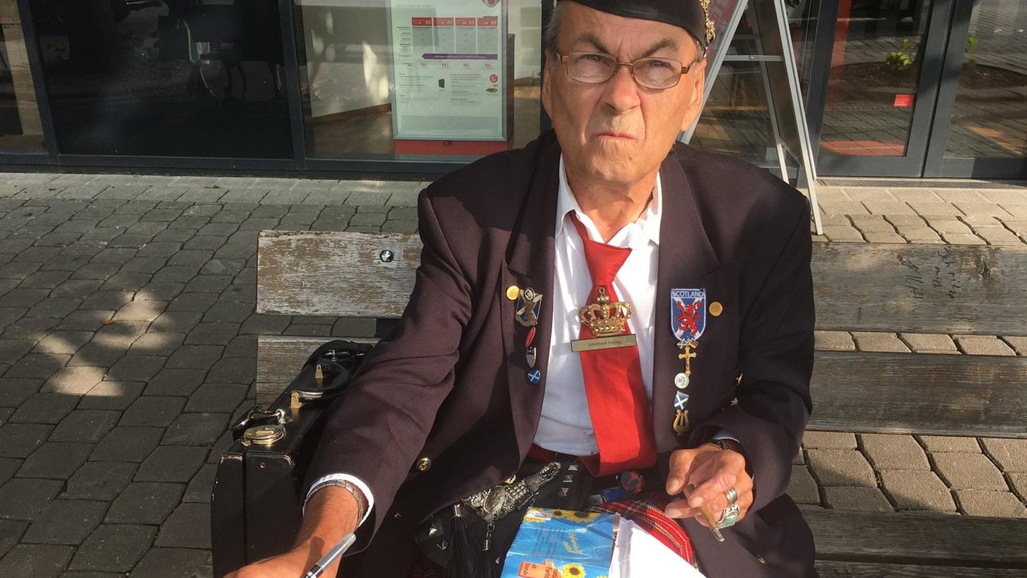 Auf dem Paradeplatz in Forchheim sitzt Raimund Franek auf einer Bank. Wie man sieht, liebt er Schottland. "Mein ganzer Schrank ist voll von Kilts", sagt der 57-Jährige.