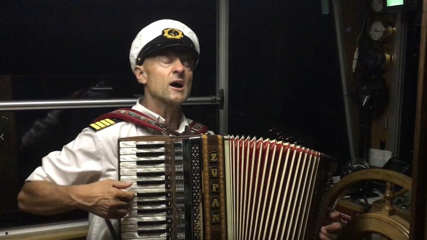 Herbert Gutmann, Kapitän der MS Altmühlsee, gibt ein Lied zum Besten.