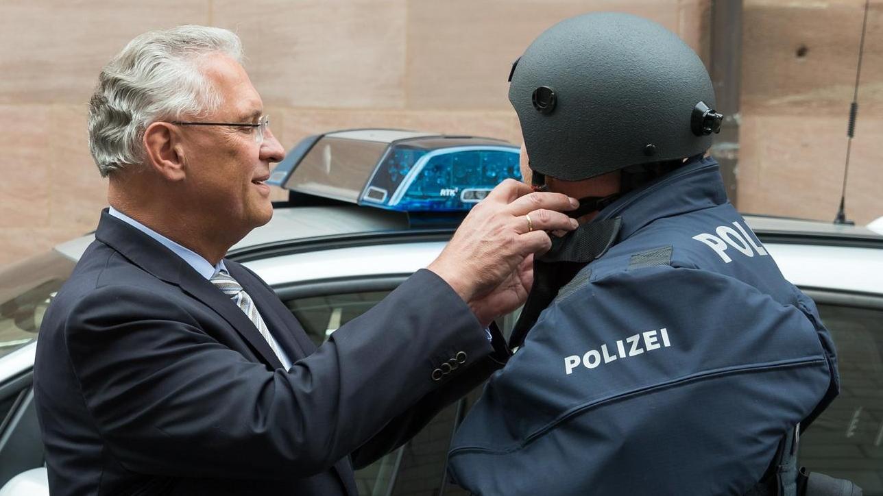 Joachim Herrmann ist Herr über die bayerische Polizei. Der Innenminister sähe durch das Gesetz vor allem einen Zugewinn an Sicherheit.