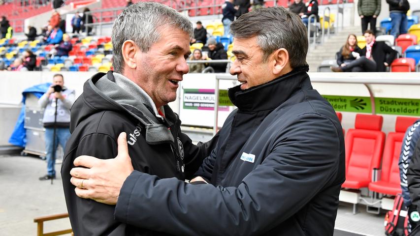 ... begrüßen sich die beiden Trainer Friedhelm Funkel und Damir Buric herzlich. Im Vorfeld der Partie adelte Fürths Coach seinen Kollegen als "Heynckes der zweiten Liga".