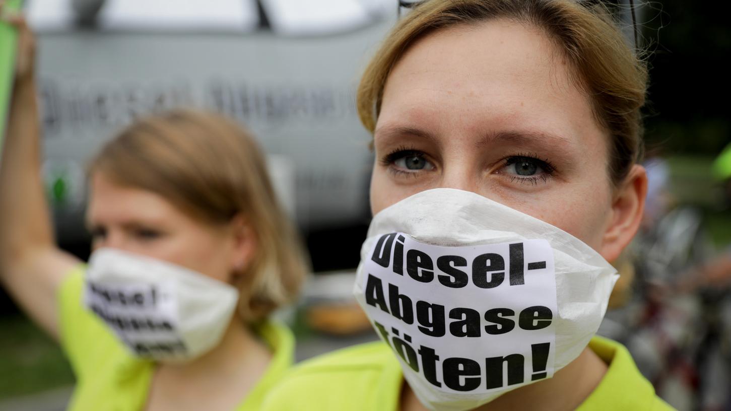 Nach zahlreichen Demonstrationen wird es nun ernsthaft diskutiert: Das Fahrverbot für Dieselautos.