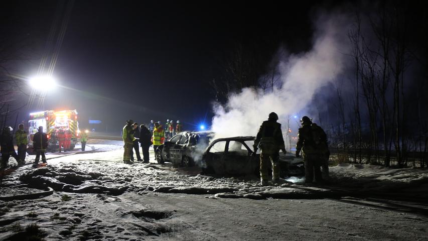 Als die Einsatzkräfte der Feuerwehr und die Polizeibeamten eintrafen, stieg Rauch auf - ein Opel Corsa brannte lichterloh.