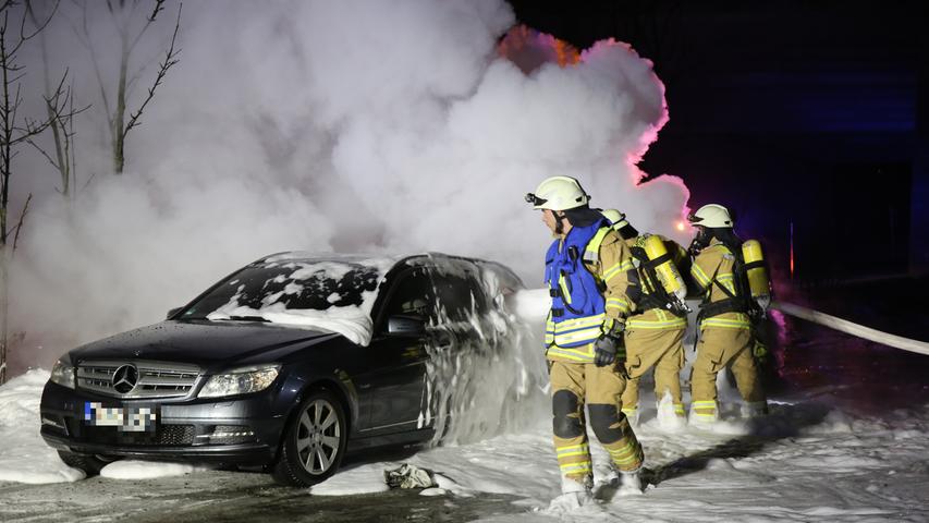 Die Flammen hatten auch auf einen unmittelbar daneben stehenden Mercedes in Mitleidenschaft gezogen. Obwohl die Einsatzkräfte das Feuer rasch gelöscht hatten, entstand ein Totalschaden.