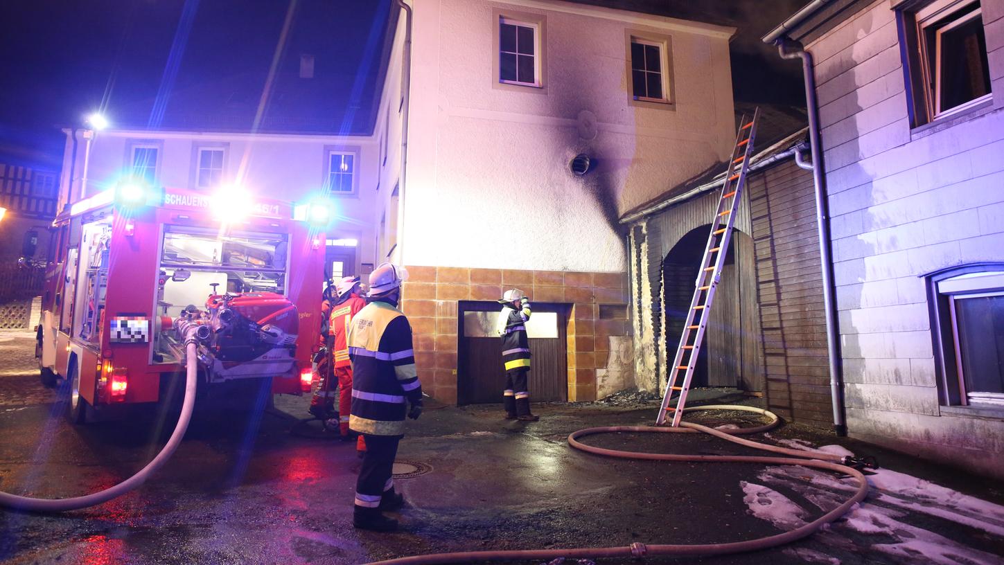 Die Einsatzkräfte der Feuerwehr rückten in einer Nacht gleich mehrmals aus. Ein Haus  im Schauensteiner Kirchweg hatte Feuer gefangen, nachdem Mülltonnen gebrannt hatten.