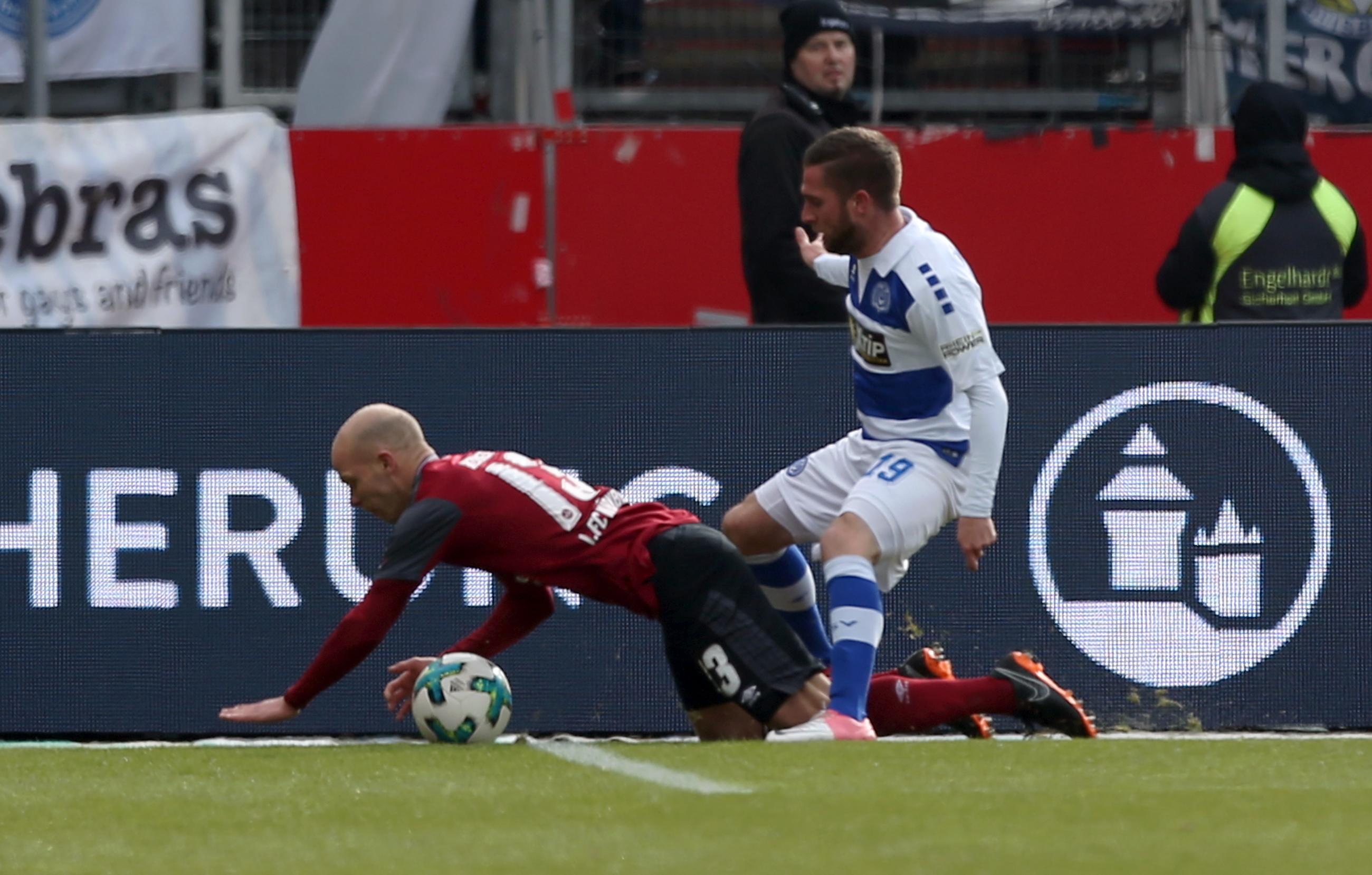 ...in der fr&uuml;hen Phase der Partie ganz gut. In der 8. Spielminute will Werner mit dem Ball aus dem Duisburger Strafraum laufen, sp&uuml;rt dabei leichten Kontakt durch seinen Gegenspieler Nico Klotz und f&auml;llt. Schiedsrichter Arne Aarnink ahndet das Foul und entscheidet auf Elfmeter.