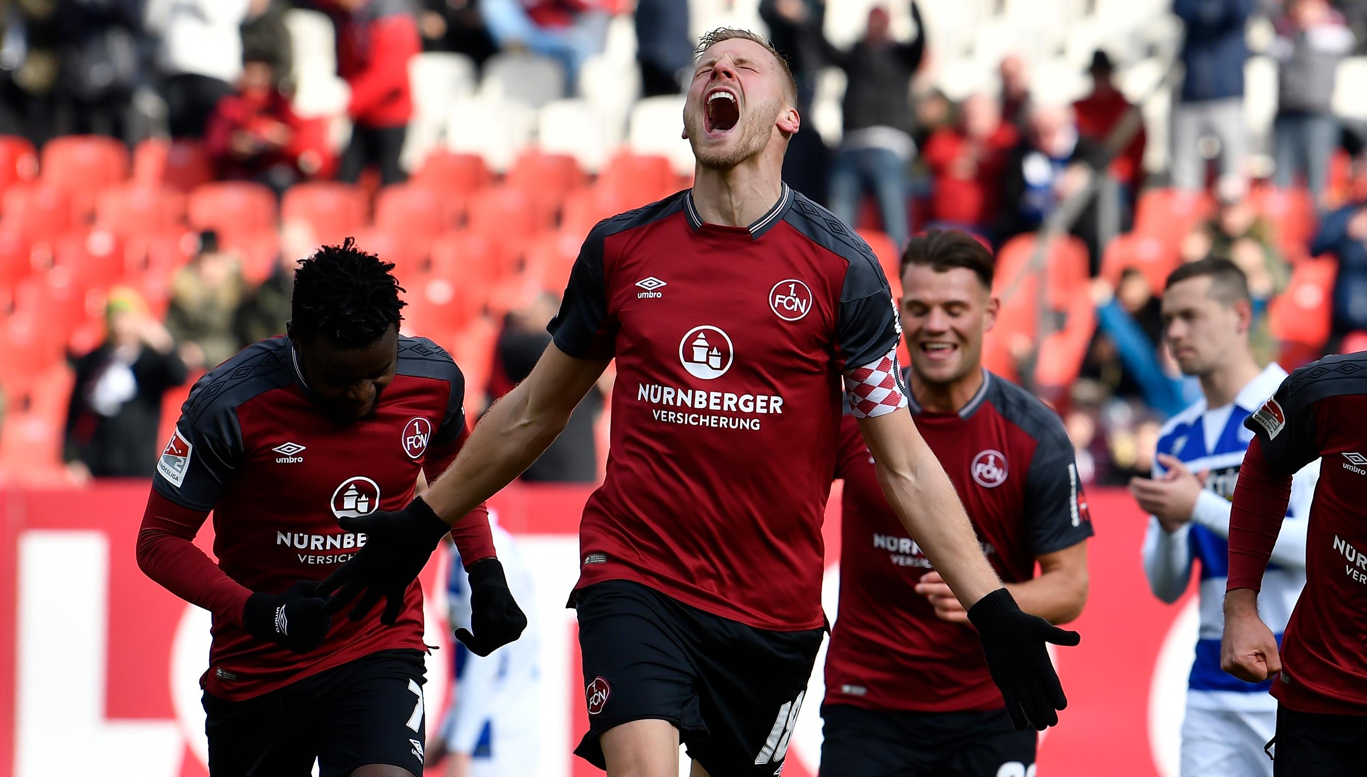 Der Strafsto&szlig; ist nat&uuml;rlich Chefsache: Club-Kapit&auml;n Hanno Behrens schnappt sich das Leder, l&auml;uft selbstbewusst an und schiebt den Ball nicht hart, daf&uuml;r aber sehr platziert ins linke Eck. Duisburg-Keeper Mark Flekken kommt nicht mehr ran, der FCN f&uuml;hrt! Das achte Saisontor f&uuml;r N&uuml;rnbergs Spielf&uuml;hrer.