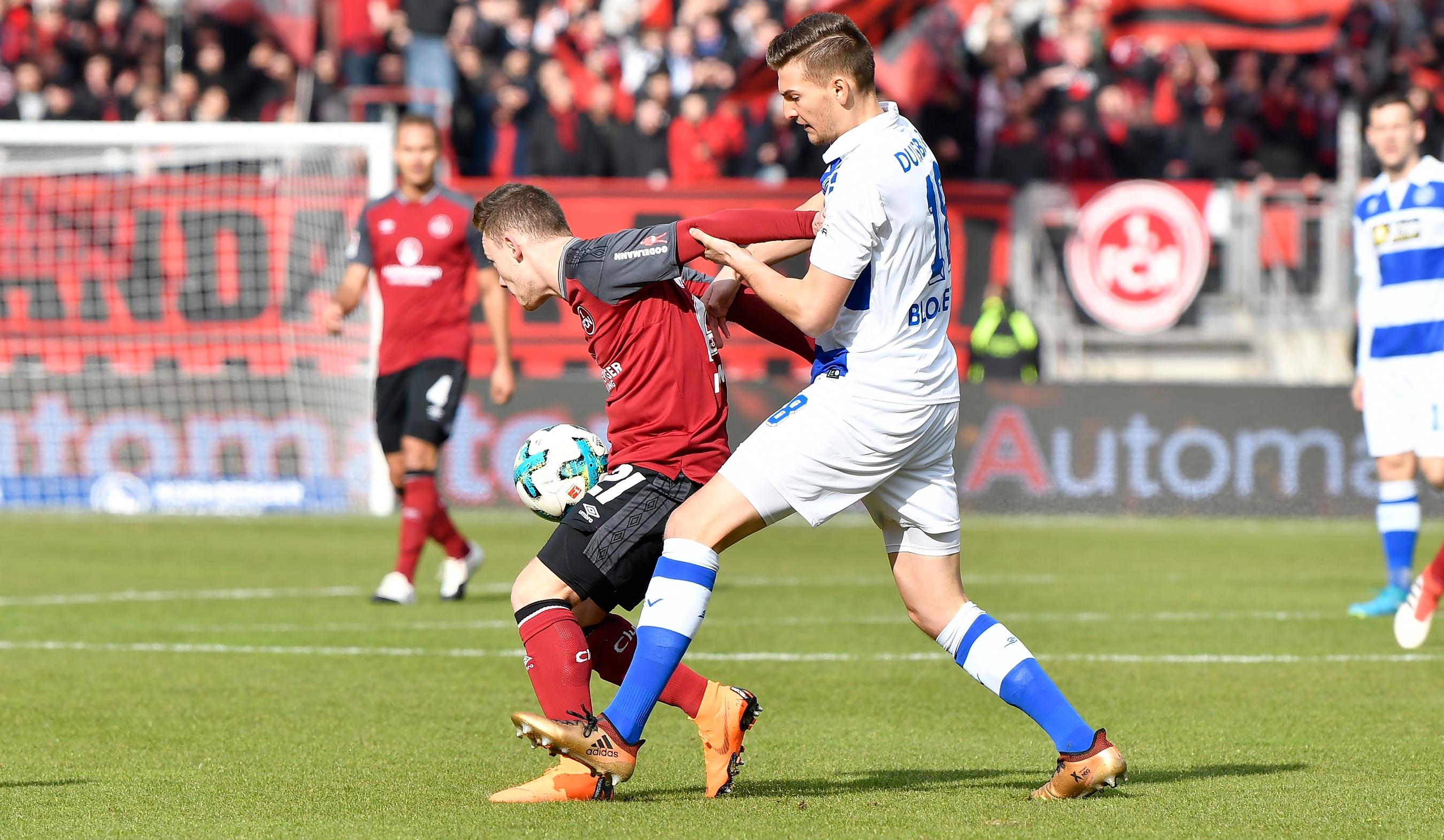 Der Club spielt ruhig, die F&uuml;hrung tut dem "megastarken Kollektiv" (FCN-Trainer Michael K&ouml;llner) richtig gut. Der Ball l&auml;uft ordentlich in den eigenen Reihen, Duisburg bekommt nur wenig Platz und tut sich schwer.