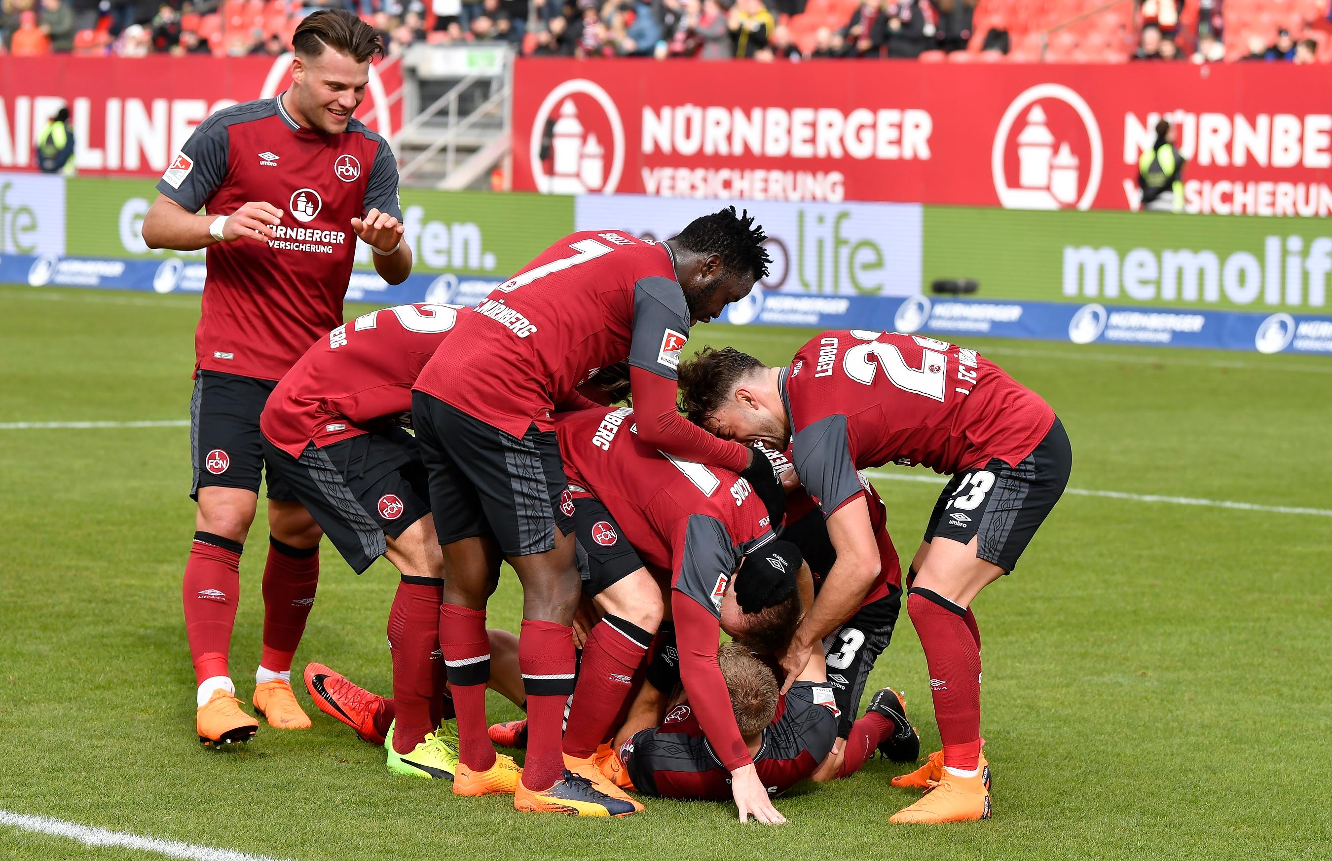 ...die Kugel &uuml;berlegt zum 2:0 ins Duisburger Tor. Damit stellt Behrens sein eigenes Tore-Konto auf neun und das des FCN auf 45 - kein anderer Zweitligist kommt bislang in dieser Saison auf mehr Treffer als der neunmalige Deutsche Meister.